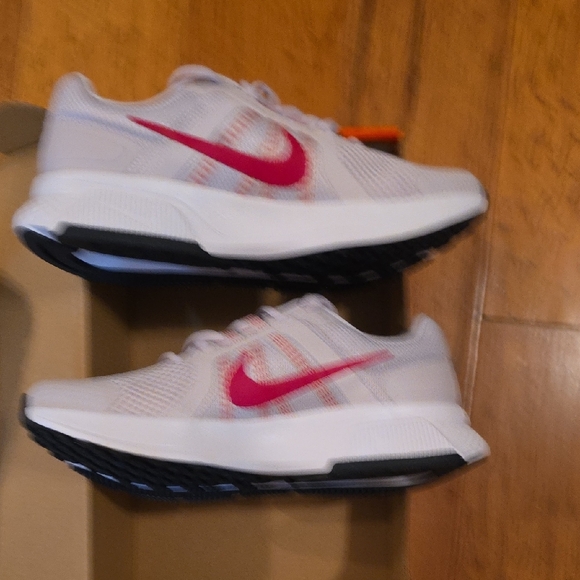 Nike Run Swift 2 in Vibrant Orange Box - Picture 5 of 6